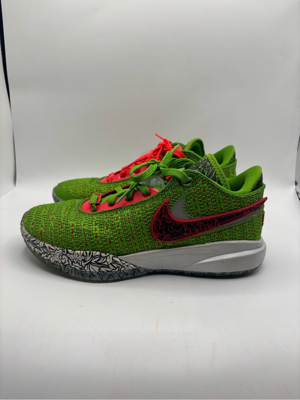 Nike LeBron 20 Stocking Stuffer Christmas GS 6.5Y / Women's 8